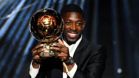 Ousmane Dembélé pose avec son Ballon d'or, le 22 septembre 2025