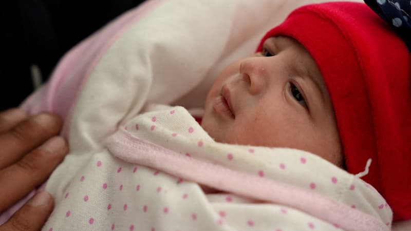Khalil Suwadi tient sa nièce Afraa, née sous les décombres après les séismes du 6 février en Syrie, le 21 février 2023. 