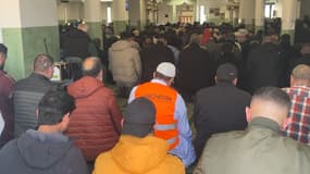 Des hommes musulmans se recueillent dans la mosquée de Manosque