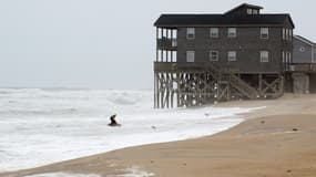 De fortes vagues causées par l'approche de l'ouragan Dorian roulent parmi les maisons de plage le 5 septembre 2019 à Rodanthe, en Caroline du Nord. Photo d'illustration