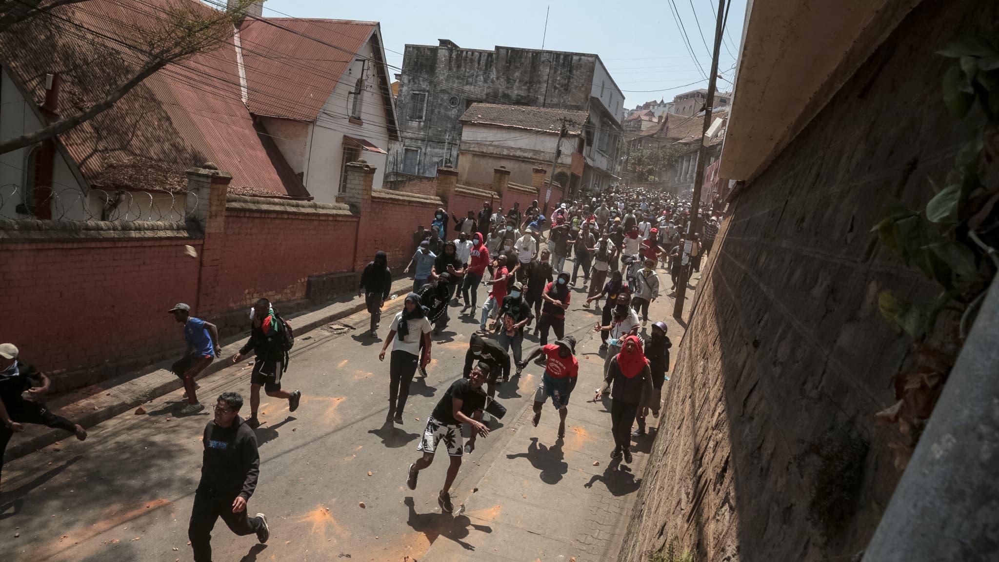 Des manifestants lancent des pierres sur les policiers lors d'une manifestation contre les coupures répétées d'eau et d'électricité à Antananarivo, le 25 septembre 2025. 
