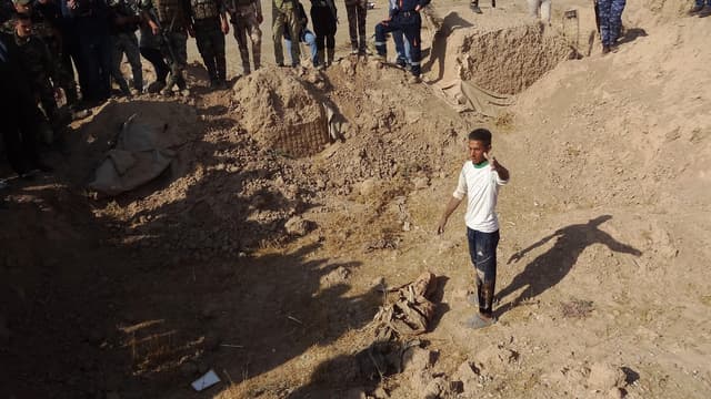 Des forces irakiennes fouillent un site suspecté d'être une fosse commune, le 11 novembre 2017 près de Hawija, en Irak.