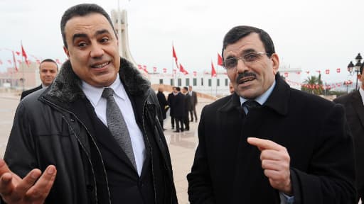Le Premier ministre islamiste démissionnaire Ali Larayedh (d.) et son successeur désigné Mehdi Jomâa, ce mardi à Tunis, lors de la cérémonie commémorant les trois ans de la révolution.
