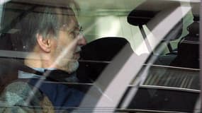 Michel Fourniret, le 29 mai 2008, arrive au tribunal de Charleville-Mézières.