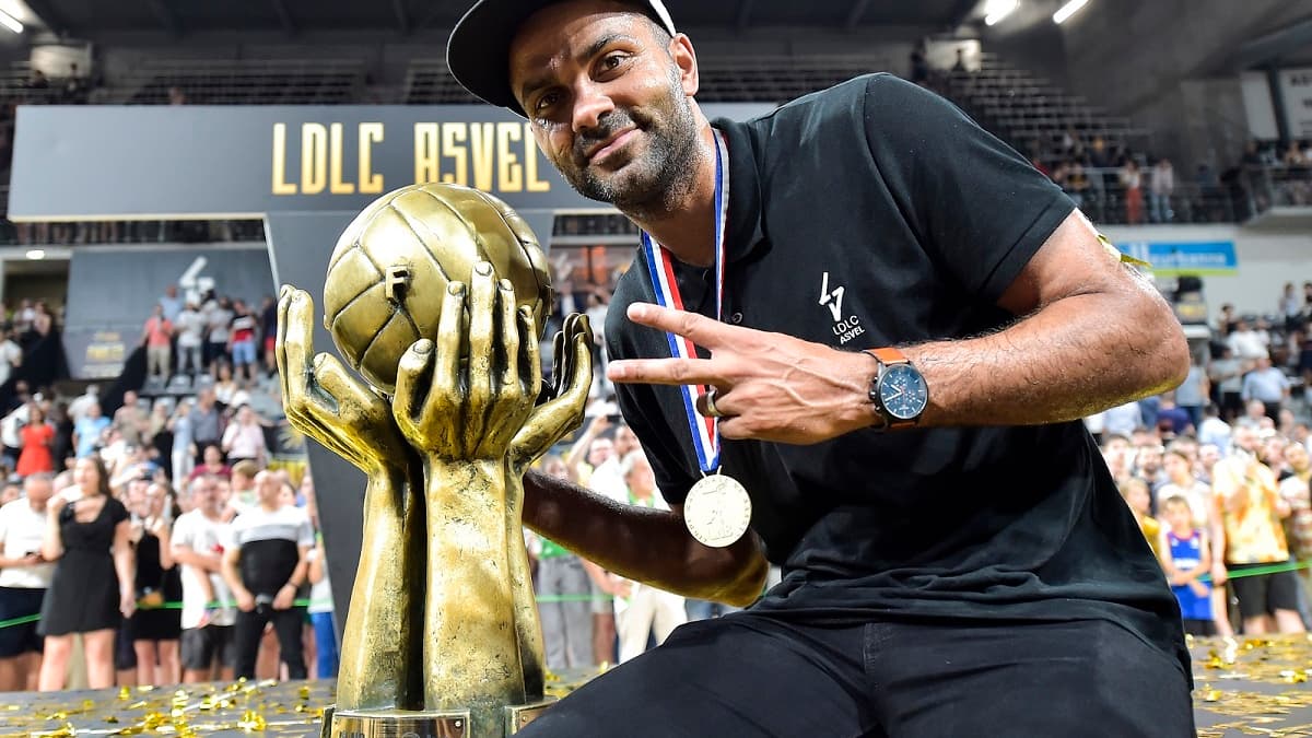 Tony Parker avec le trophée de champion de France remporté par l'ASVEL en 2019