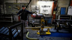 Un employé des Forges de Tarbes où sont usinés des fûts d'obus de 155 mm, le 4 avril 2023 dans les Hautes-Pyrénées