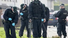 Les policiers fouillent près du lieu où a été tué la journaliste Lyra McKee à Derry (Londonderry) en Irlande du Nord, en avril 2019 (PHOTO D'ILLUSTRATION).