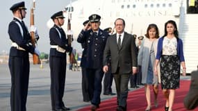 Le président François Hollande arrive à l'aéroport de Santiago du Chili pour une visite officielle de deux jours, le 21 janvier 2017