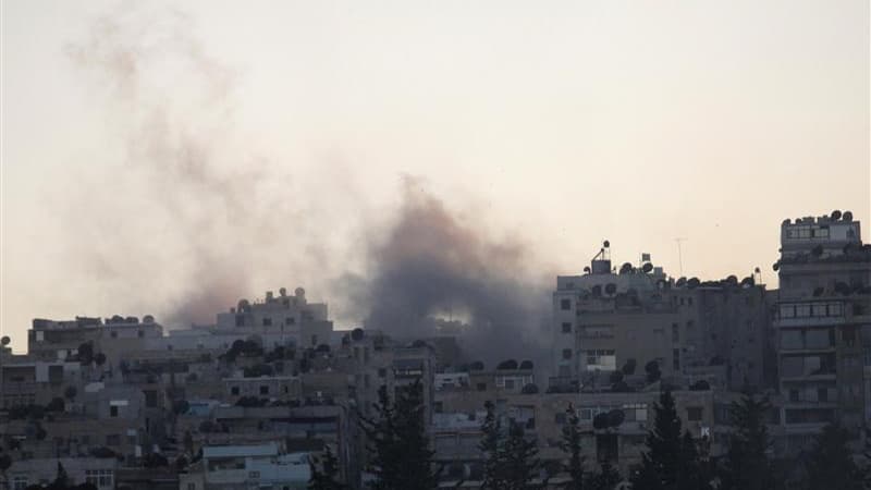 A Alep, mardi, lors d'un bombardement attribué par les insurgés aux forces fidèles à Bachar al Assad. Selon Amnesty International, les civils subissent un niveau de violence "horrible" à Alep en raison des combats entre l'armée syrienne et les rebelles. /