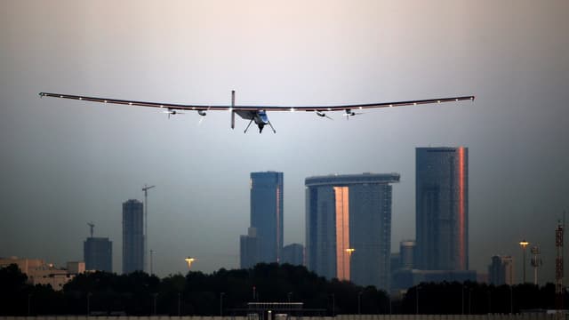 L'avion est propulsé par 17.000 cellules solaires tapissant ses ailes de 72 mètres d'envergure