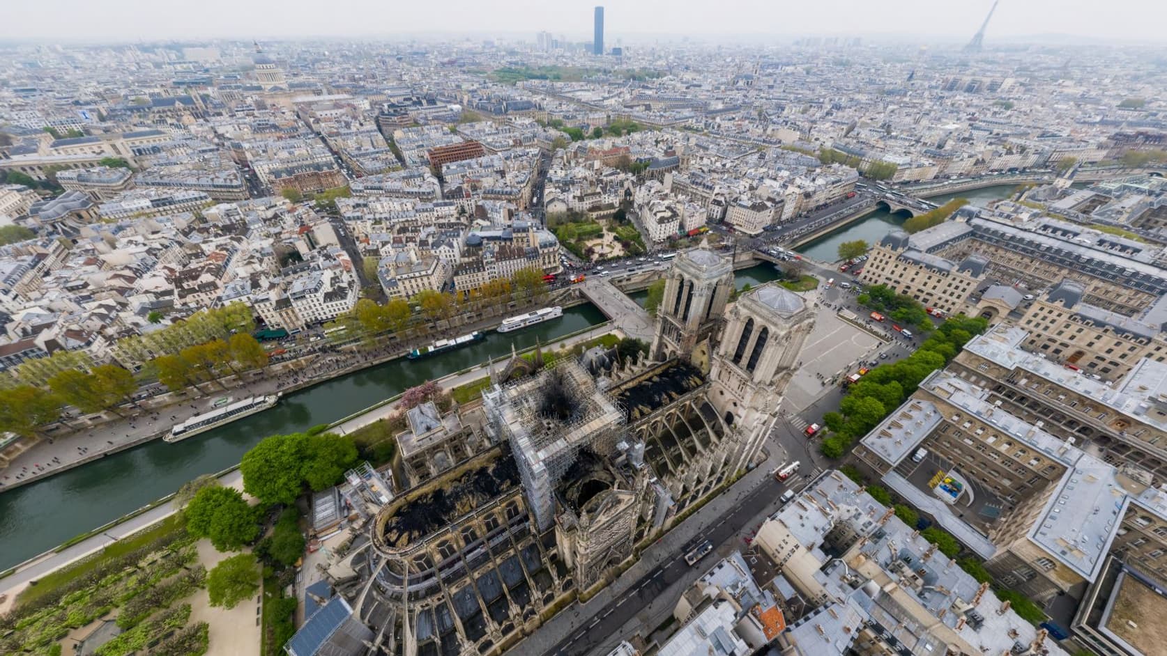 Vue de Paris et de la cathédrale Notre-Dame endommagée par l'incendie du lundi 15 avril 2019.