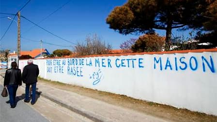 La présidente de Poitou-Charentes, Ségolène Royal, a de nouveau demandé vendredi la suspension du "zonage" décidé par le gouvernement après la tempête Xynthia en vue de la destruction d'habitations sinistrées. Les secrétaires nationales du PS chargées du