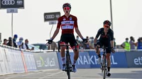 Le Slovène Tadej Pogacar s'impose au sprint devant le Britannique Adam Yates, à l'arrivée de la 3e étape du Tour des Emirats Arabes Unis, le 23 février 2021 à Jebel Hafeet