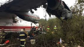 Photo diffusée le 4 octobre 2019 par le ministère des urgences montrant des équipes de secours cherchant des victimes de l'atterrissage en urgence d'un avion cargo près de l'aéroport de Lviv, en Ukraine