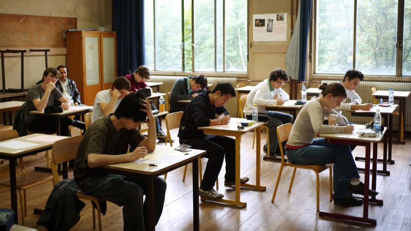 Des lycéens planchent sur l'épreuve de philosophie au lycée Jean-De-La-Fontaine à Paris, le 17 juin 2010.