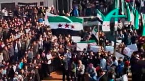 Au moins douze manifestants ont été tués par les forces de sécurité vendredi en Syrie où plusieurs centaines de milliers de personnes ont à nouveau défilé, comme ici à Khattab. /Photo prise le 30 décembre 2011/REUTERS TV