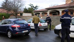 Des gendarmes en position devant la maison d'un des adolescent parti en Syrie