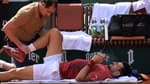 Novak Djokovic pris en charge par le staff médical à Roland-Garros, le 3 juin 2024