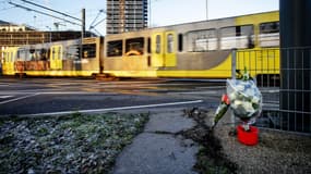 Fleurs déposées sur la place du 24 octobre à Utrecht, aux Pays-Bas, pour rendre hommage aux victimes de la fusillade.