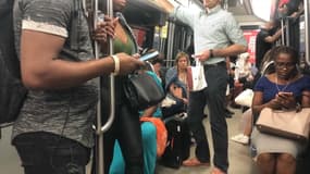Les touristes sont particulièrement ciblés par les pickpockets dans le métro.