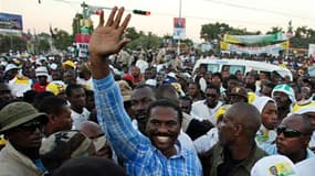 Crédité de 22,48% des voix, Jude Célestin (photo), protégé du président sortant René Préval, sera opposé à l'ex-première dame Mirlande Manigat au second tour de la présidentielle à Haïti. Des manifestations et des tirs sporadiques ont été signalés mardi s