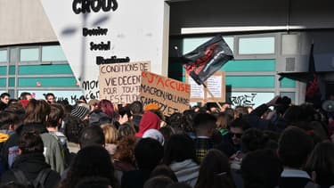 Des étudiants lyonnais réunis devant le Crous, le 12 novembre.