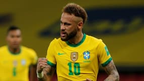 Neymar célèbre son but sur penalty avec le Brésil contre l'Equateur en qualifications au Mondial-2022, à Porto Alegre, le 4 juin 2021