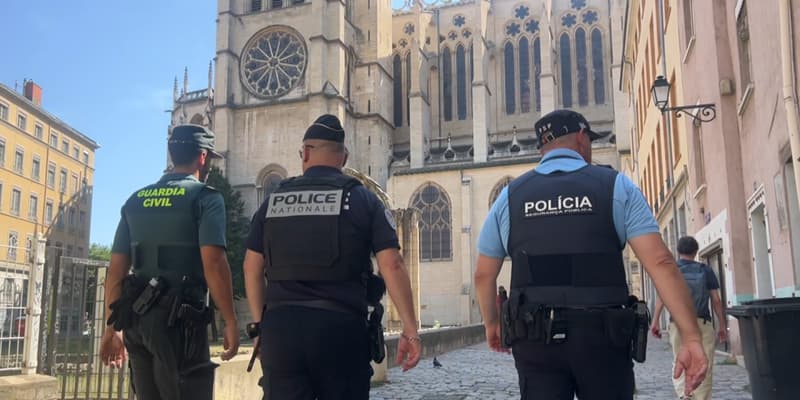 Un policier espagnol de la Guardia civil, un policier national français et un policier portugais en patrouille dans les rues de Lyon (Rhône), le 6 août 2024.