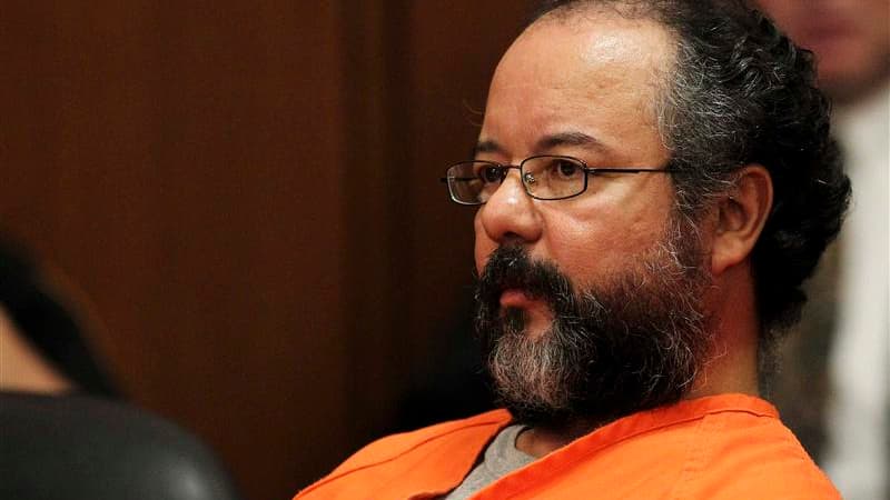 Ariel Castro, l'homme accusé d'avoir enlevé et séquestré pendant une dizaine d'années trois jeunes femmes dans sa maison d'un quartier populaire de Cleveland, a été condamné jeudi à la prison à vie. Agé de 53 ans, Ariel Castro a été inculpé notamment pour