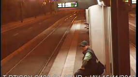Le tireur solitaire à la station de tram devant les locaux de RMC/BFMTV