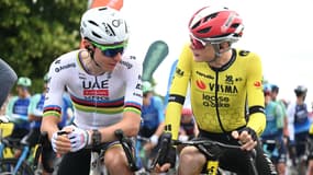 Tadej Pogacar et Jonas Vingegaard au départ de la 1re étape du Dauphiné, le 8 juin 2025