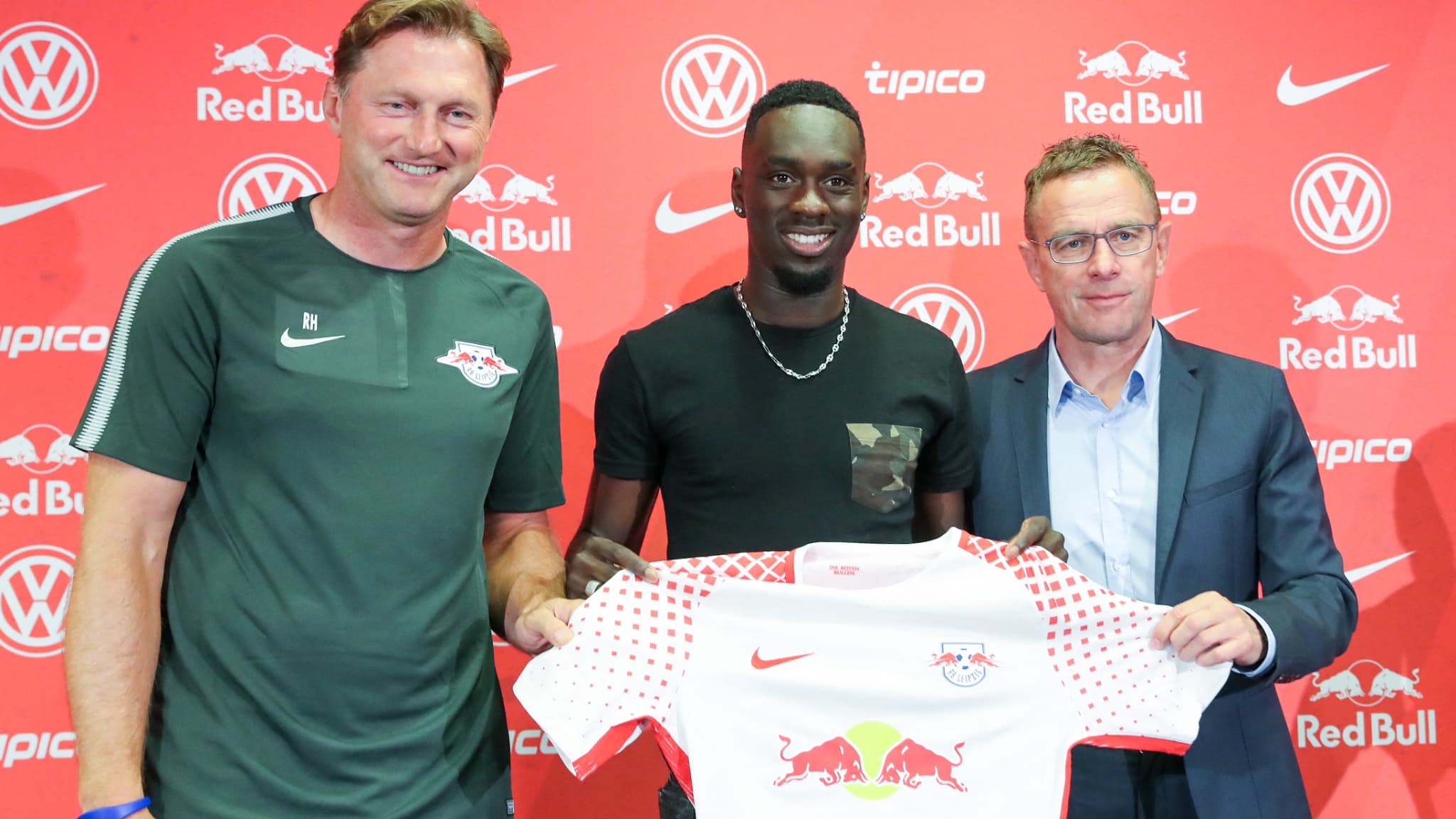 Ralf Rangnick (à droite) avec Ralph Hasenhüttl et Jean-Kevin Augustin à Leipzig en 2017 Ralf Rangnick (à droite) avec Ralph Hasenhüttl et Jean-Kevin Augustin à Leipzig en 2017