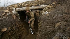 Un soldat ukrainien dans une tranchée sur la ligne de front avec les séparatistes prorusses, près de Troitske, dans la région de Lougansk, le 22 février 2022