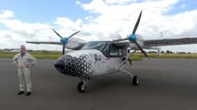 Didier Esteyne, pilote d'essai et  directeur technique de Voltaero, pose devant le Cassio 1 sur l'aérodrome de Toussus-Le-Noble, le 6 juin 2021
