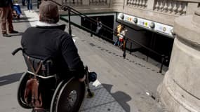 Personne handicapée en fauteuil roulant (illustration)
