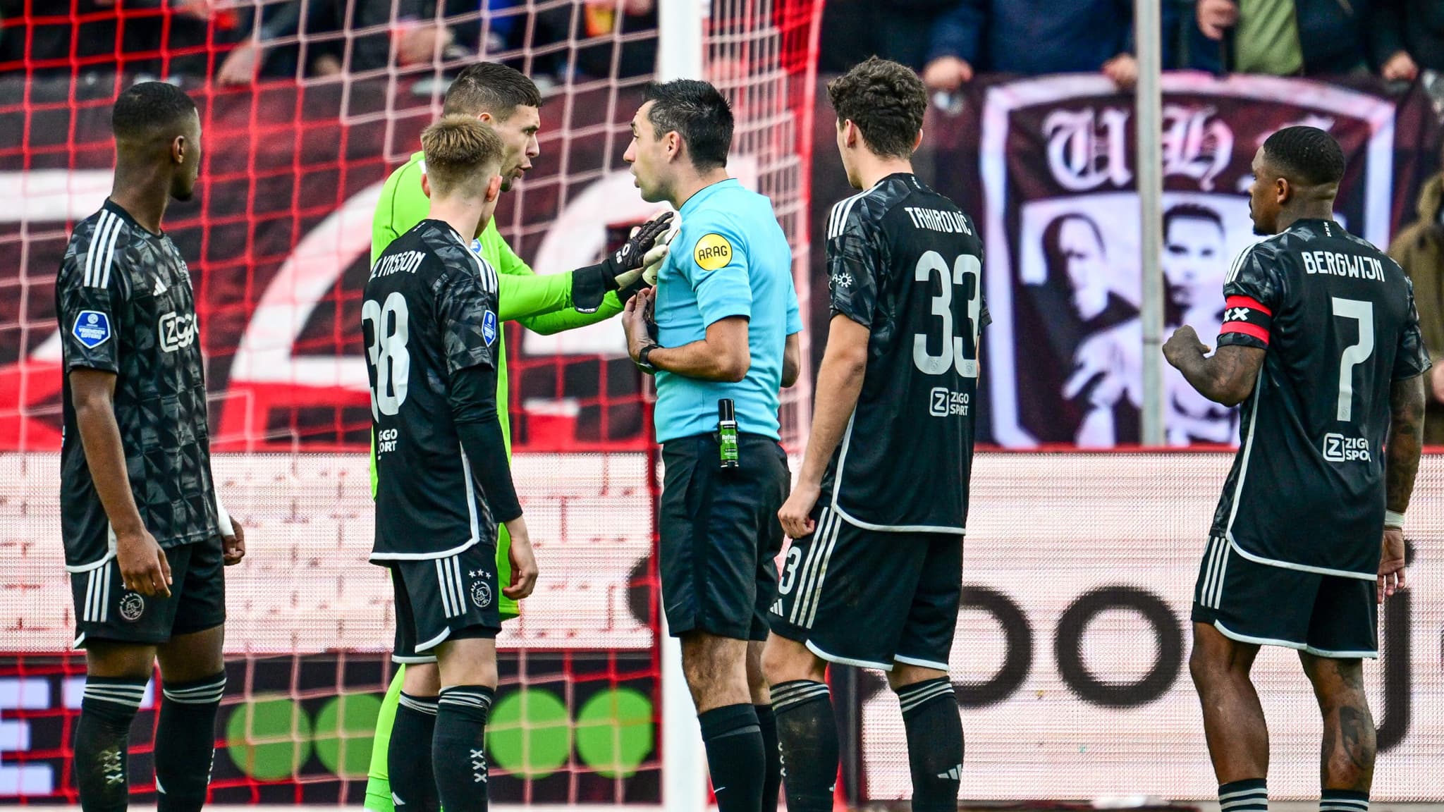 Opnieuw een wedstrijd gestaakt voor Ajax, dat een beetje in crisis verkeert