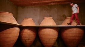 Des amphores de vin à Mormoiron, dans le Vaucluse, le 13 mai 2025 (photo d'illustration).