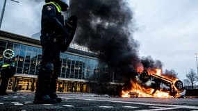 Une voiture en flammes, le 24 janvier 2021 à Eindhoven (Pays-Bas), après une manifestations anti-couvre-feu.