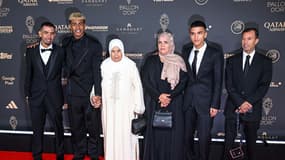 Lamine Yamal et sa famille, dont son père Mounir Nasraoui (à gauche) avant la cérémonie du Ballon d'or, le 22 septembre 2025