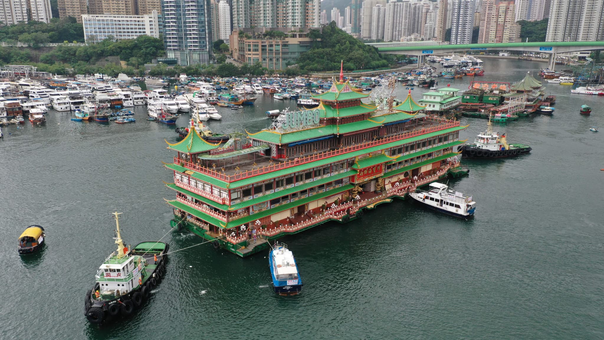 Le Jumbo Floating Restaurant avant son départ Le Jumbo Floating Restaurant avant son départ