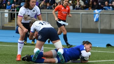 Laure Sansus inscvrit un essai pour le XV de France face à l'Ecosse en Six Nations à Glasgow, le 10 avril 2022 