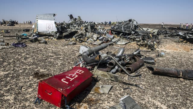 Des débris de l'avion qui s'est disloqué en plein vol, samedi, au-dessus du Sinaï.