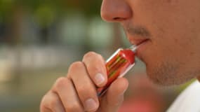 Une personne vapotant à l'aide d'une cigarette électronique jetable, dite "puff", en août 2025.