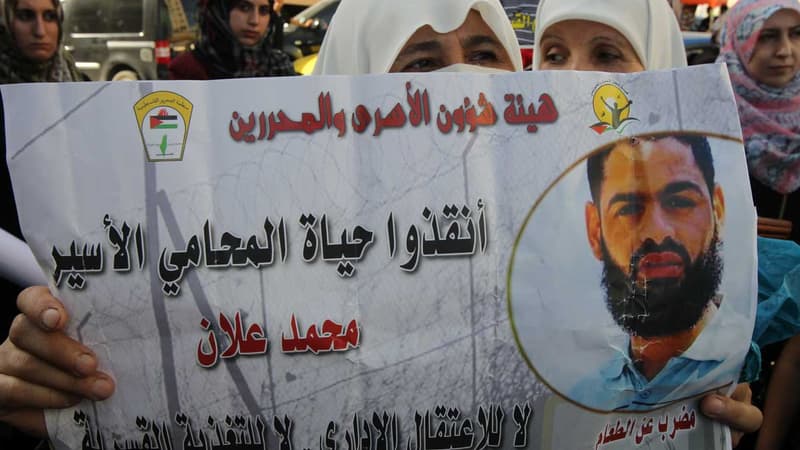 Une Palestinienne tient une affiche représentant Mohammed Allan