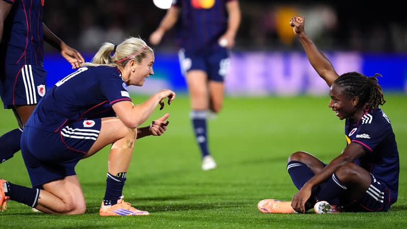 Lindsey Heaps et Melchie Dumornay lors d'Arsenal-OL Lyonnes, le 7 octobre 2025.