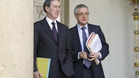 Le secrétaire général de l'Elysée Xavier Musca (à droite), avec le ministre de l'Intérieur, son prédécesseur Claude Guéant. Le Parti socialiste s'est élevé mercredi contre la possible nomination de Musca, bras droit de Nicolas Sarkozy, a la tête de la Cai