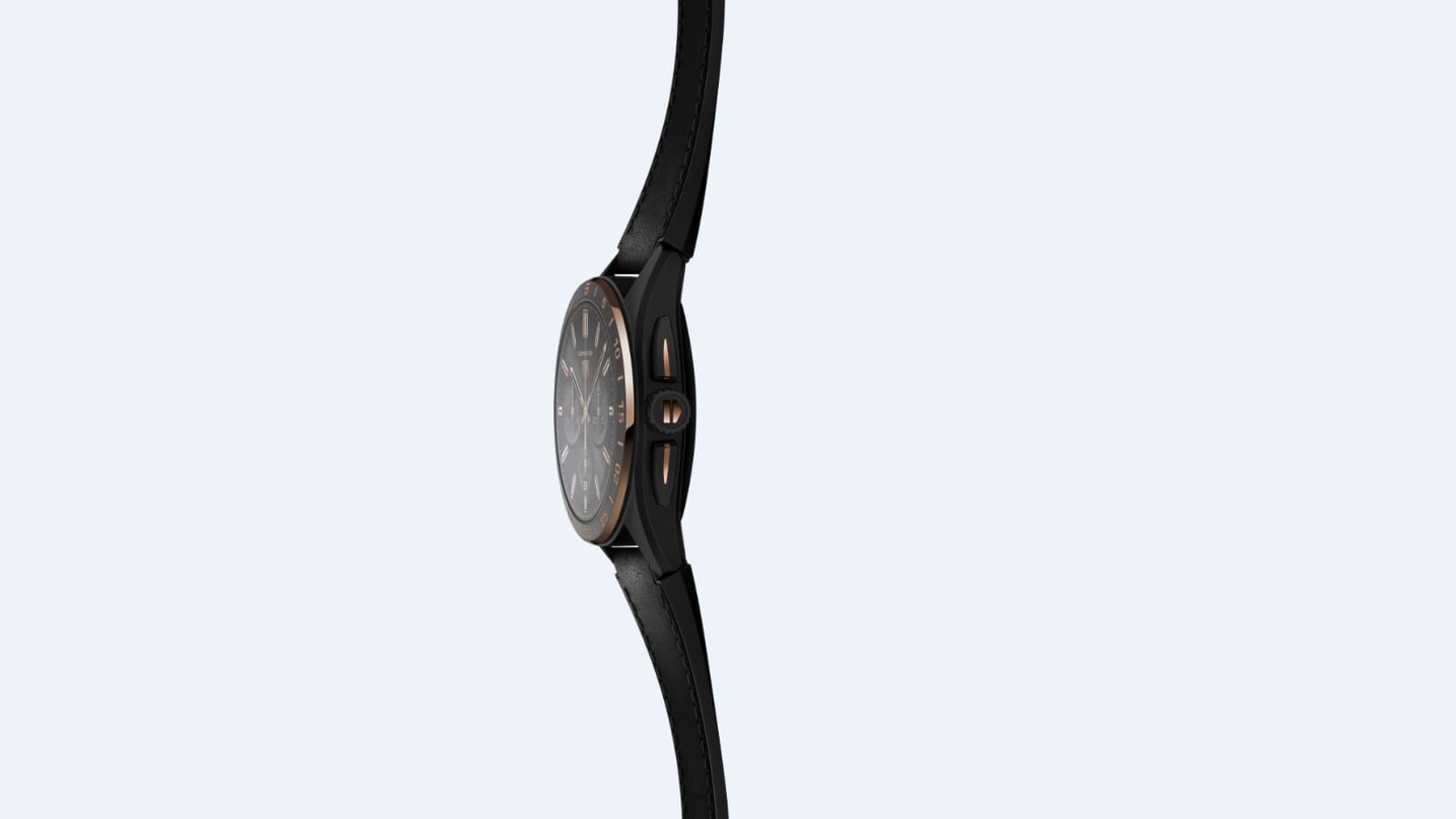 La Tag Heuer Connected 45mm édition Bright Black se distingue par son boitier noir et son fini doré. La Tag Heuer Connected 45mm édition Bright Black se distingue par son boitier noir et son fini doré.