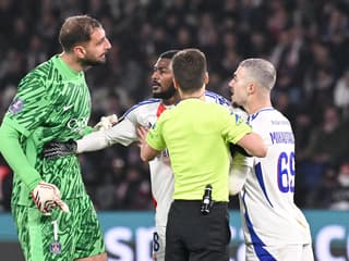 Gianluigi Donnarumma et Georges Mikautadze lors de PSG-OL, le 15 décembre 2024 en Ligue 1