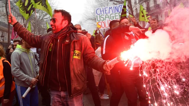 Plusieurs centaines de manifestants ont affiché leur soutien aux cheminots.