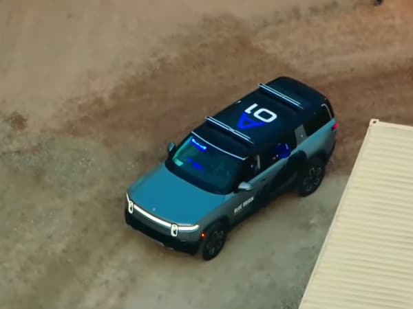 Le SUV de Rivian se reconnaît notamment avec sa signature lumineuse à l'avant. Le SUV de Rivian se reconnaît notamment avec sa signature lumineuse à l'avant.